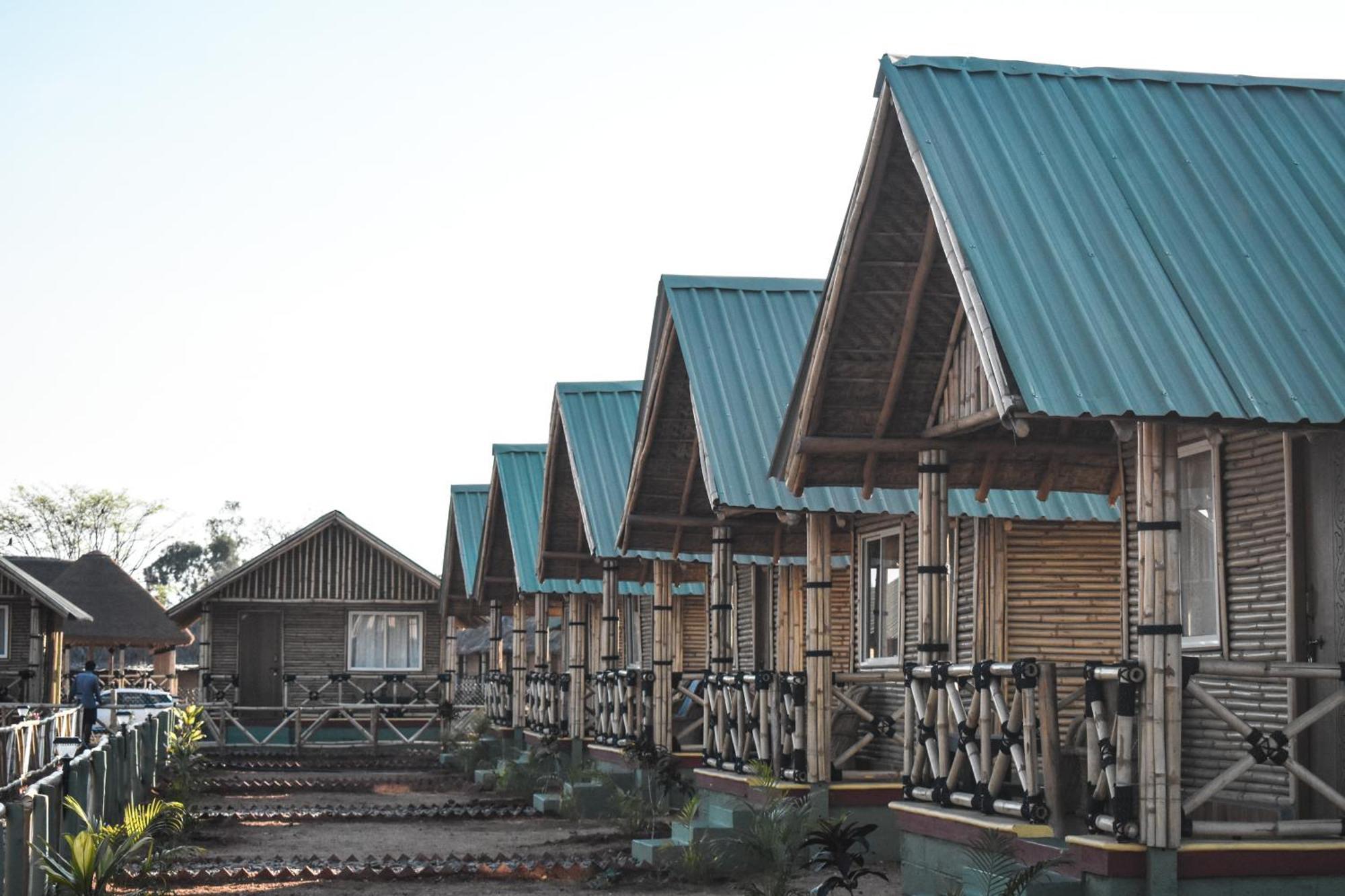 Mowgli'S Cafe Hampi & Guest House ภายนอก รูปภาพ