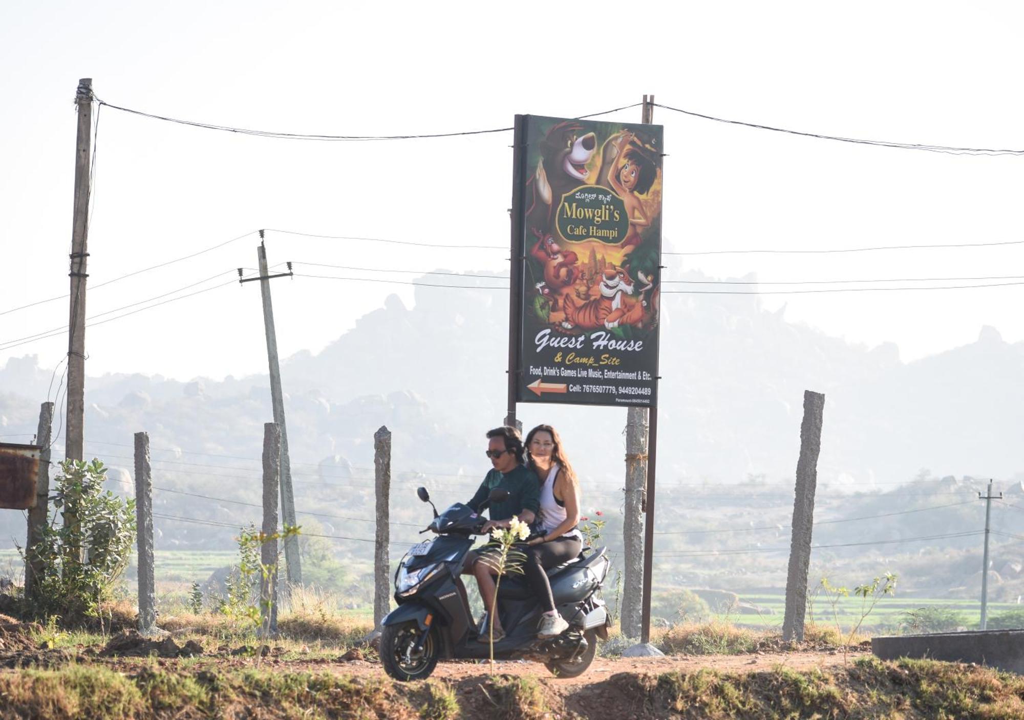 Mowgli'S Cafe Hampi & Guest House ภายนอก รูปภาพ