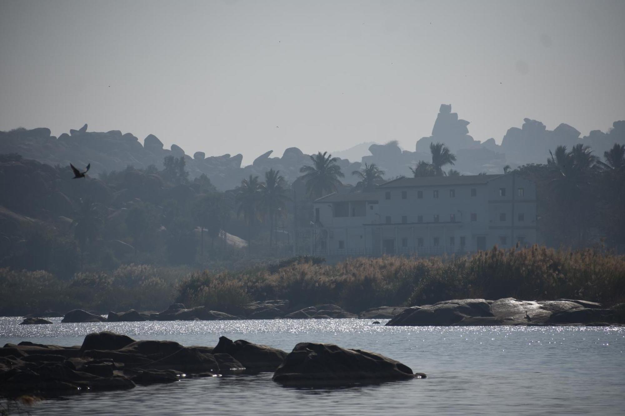 Mowgli'S Cafe Hampi & Guest House ภายนอก รูปภาพ