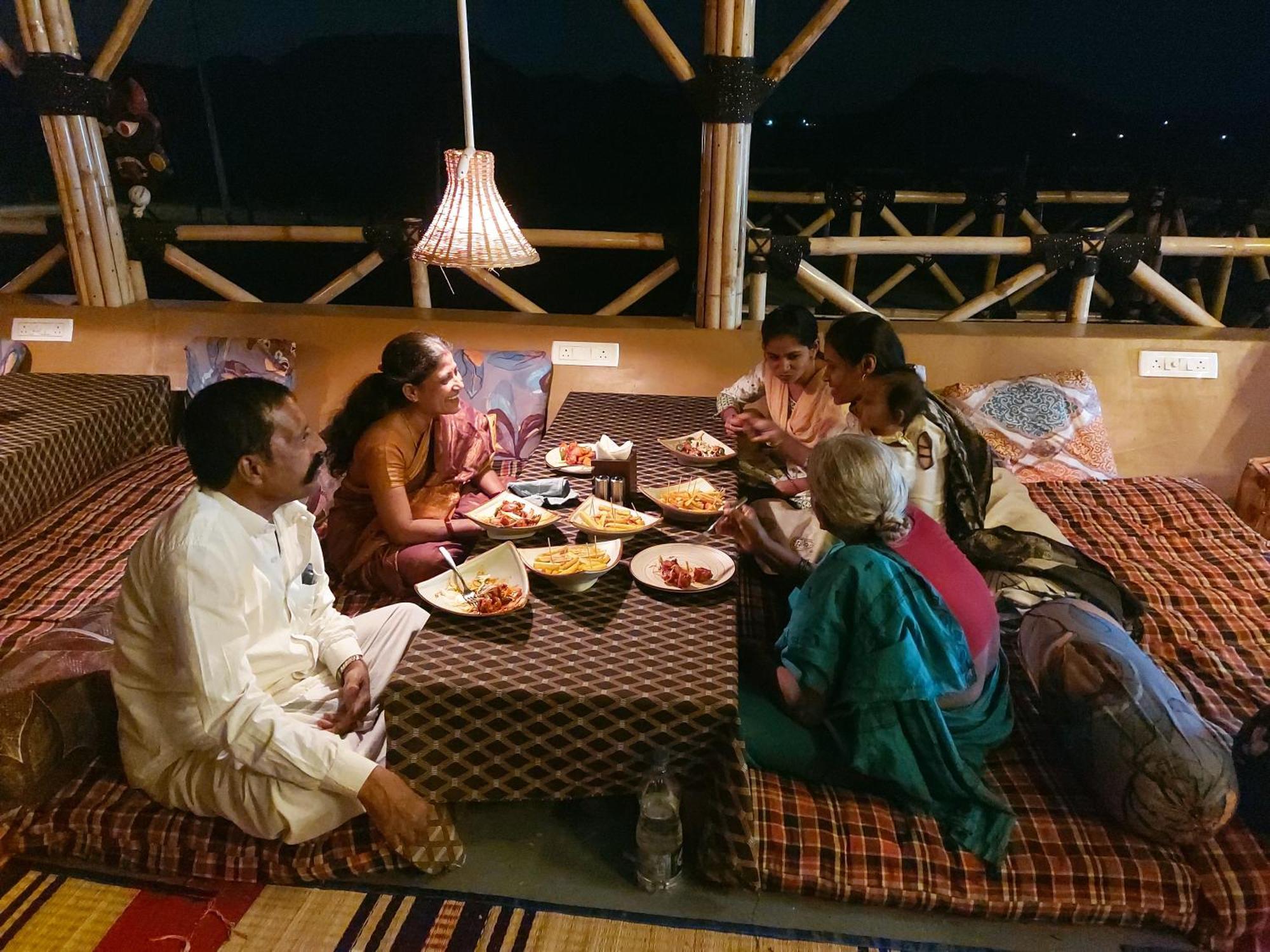 Mowgli'S Cafe Hampi & Guest House ภายนอก รูปภาพ