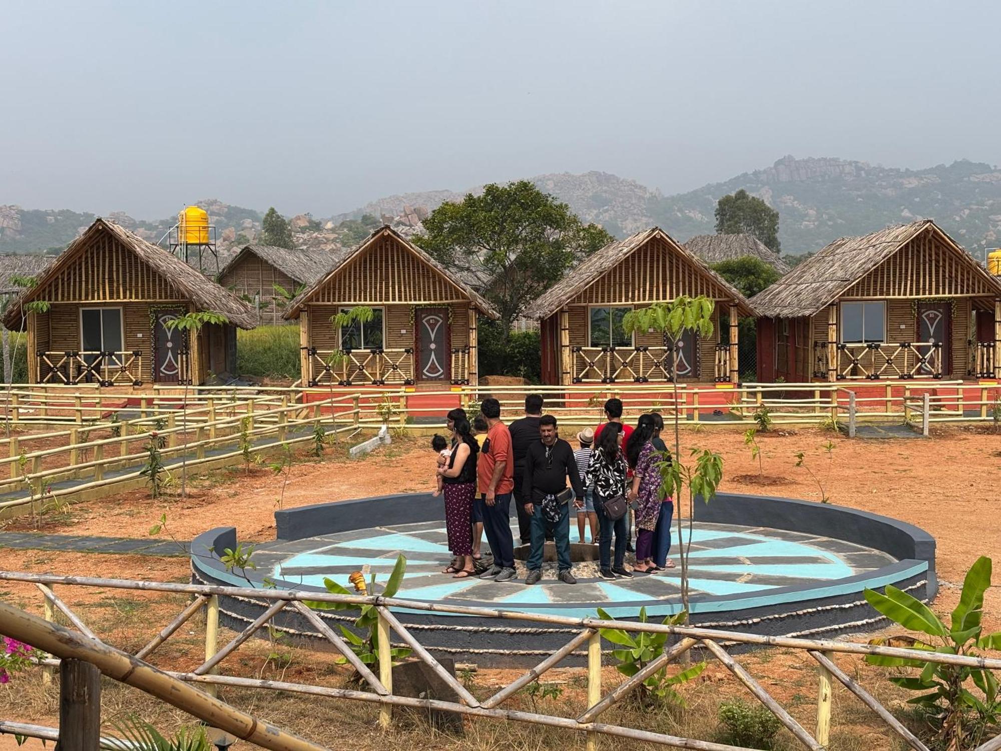 Mowgli'S Cafe Hampi & Guest House ภายนอก รูปภาพ
