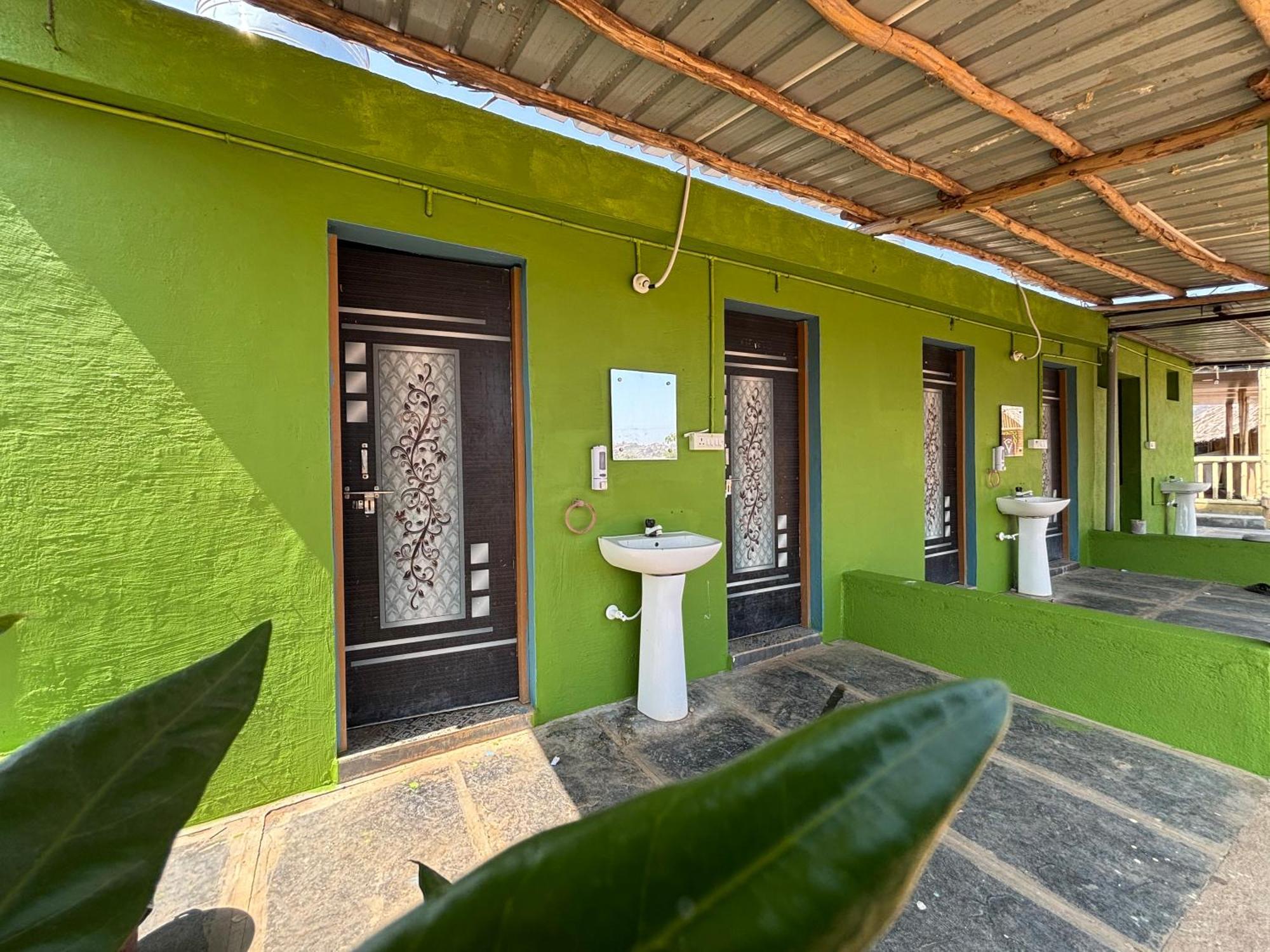 Mowgli'S Cafe Hampi & Guest House ภายนอก รูปภาพ